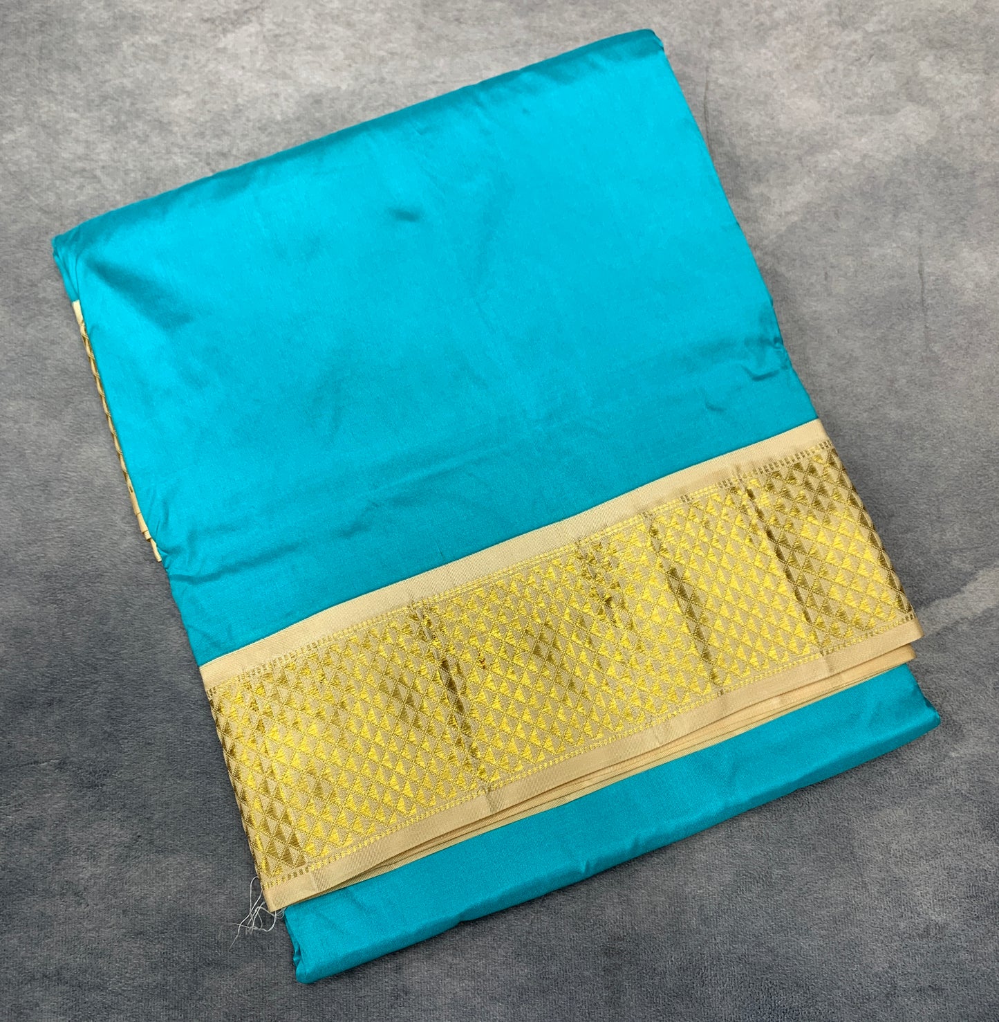 9 yards Pure Kanchipuram Silk Saree Sapphire Blue Colour with Biscuit and Golden Zari Border