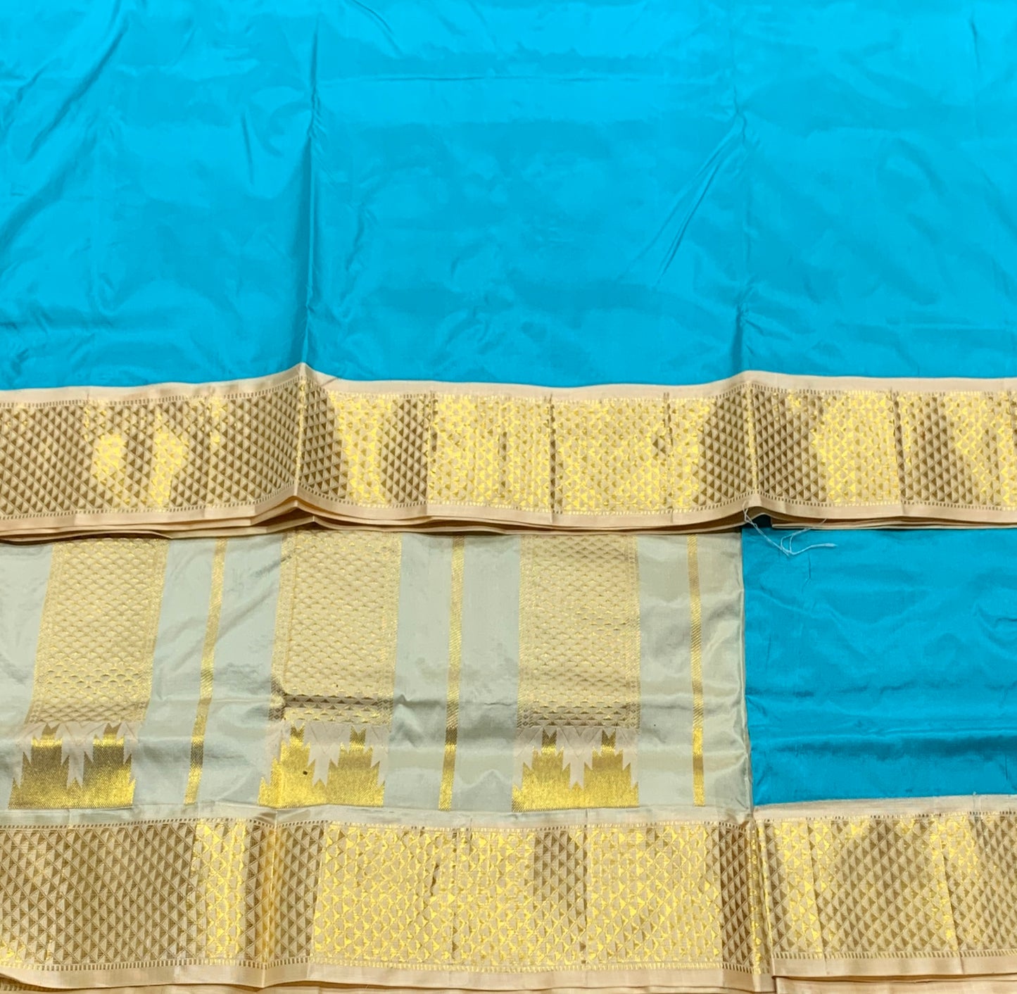 9 yards Pure Kanchipuram Silk Saree Sapphire Blue Colour with Biscuit and Golden Zari Border
