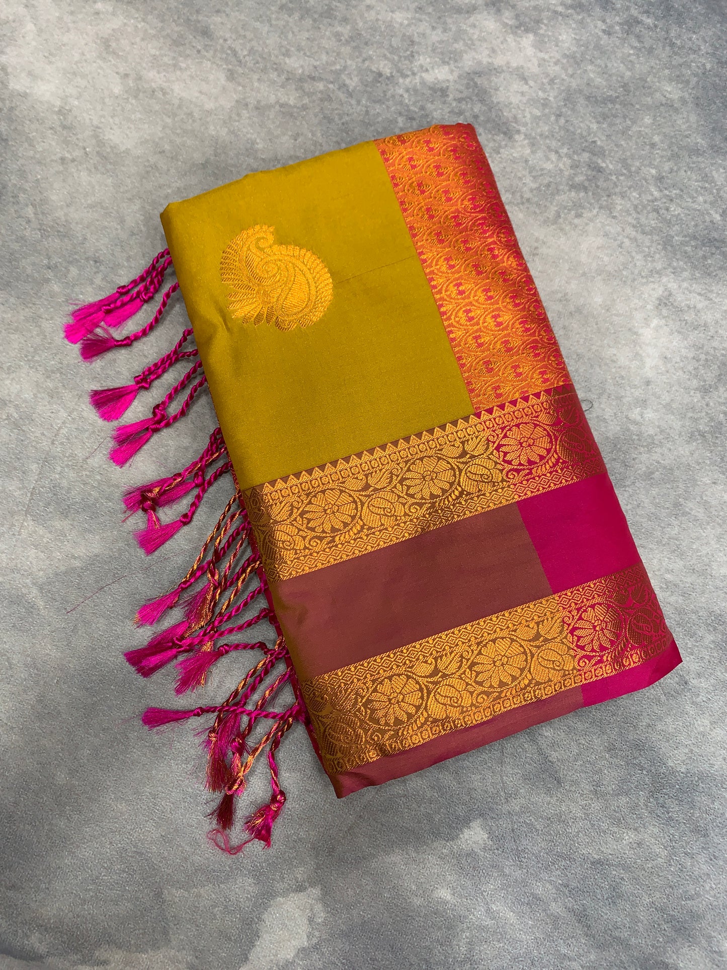 Soft Vegan Silk Saree Lime Green Colour with Rettai Pettu Border