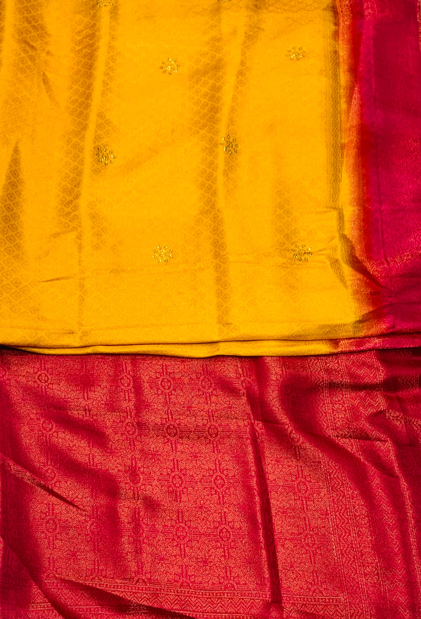 Yellow shade kuberra pattu with Pink Pallu