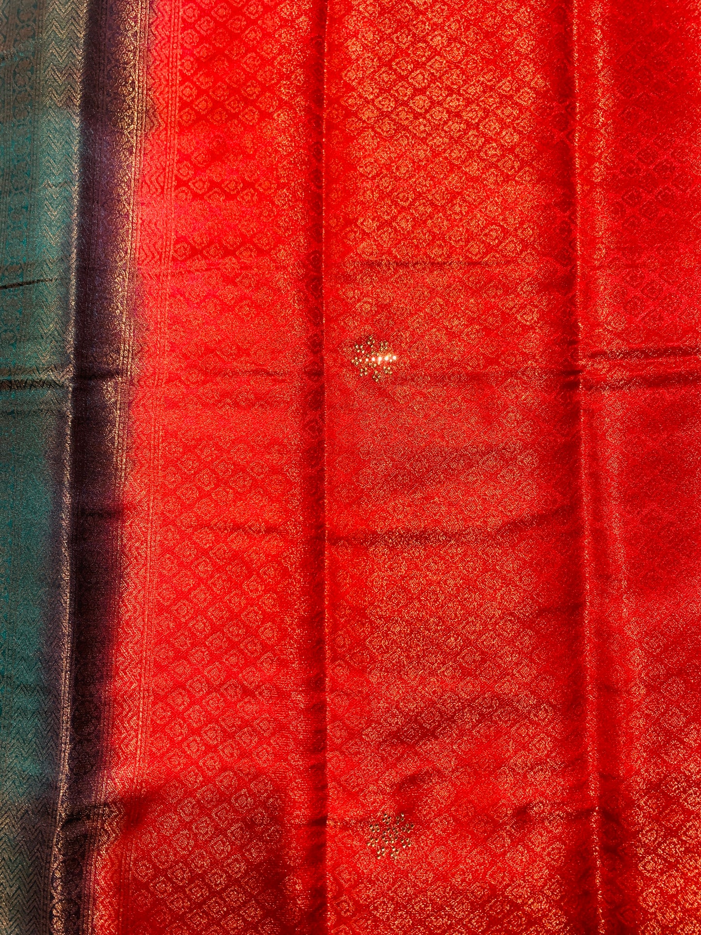 Red shade kuberra pattu with Green Pallu